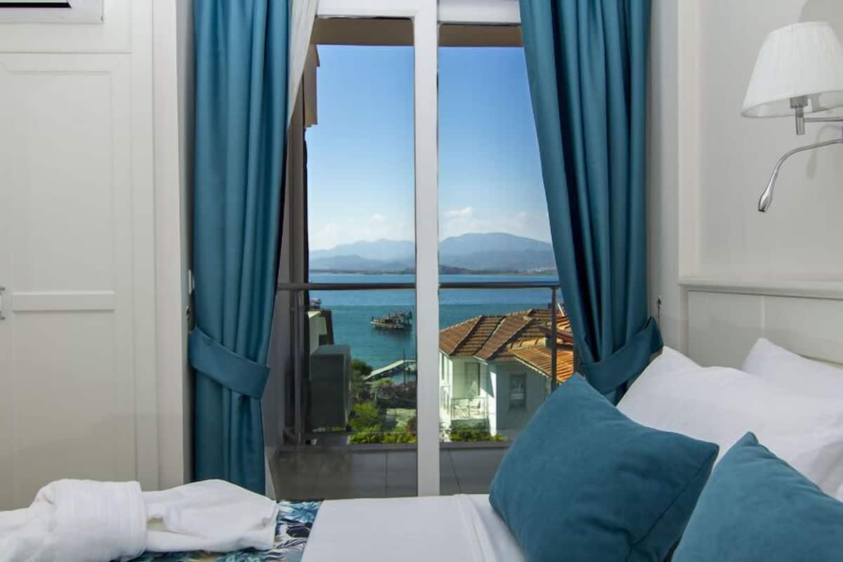 suite, sea view | minibar, in-room safe, soundproofing, free wifi