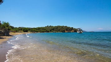 Privatstrand, Liegestühle, Sonnenschirme, Angeln