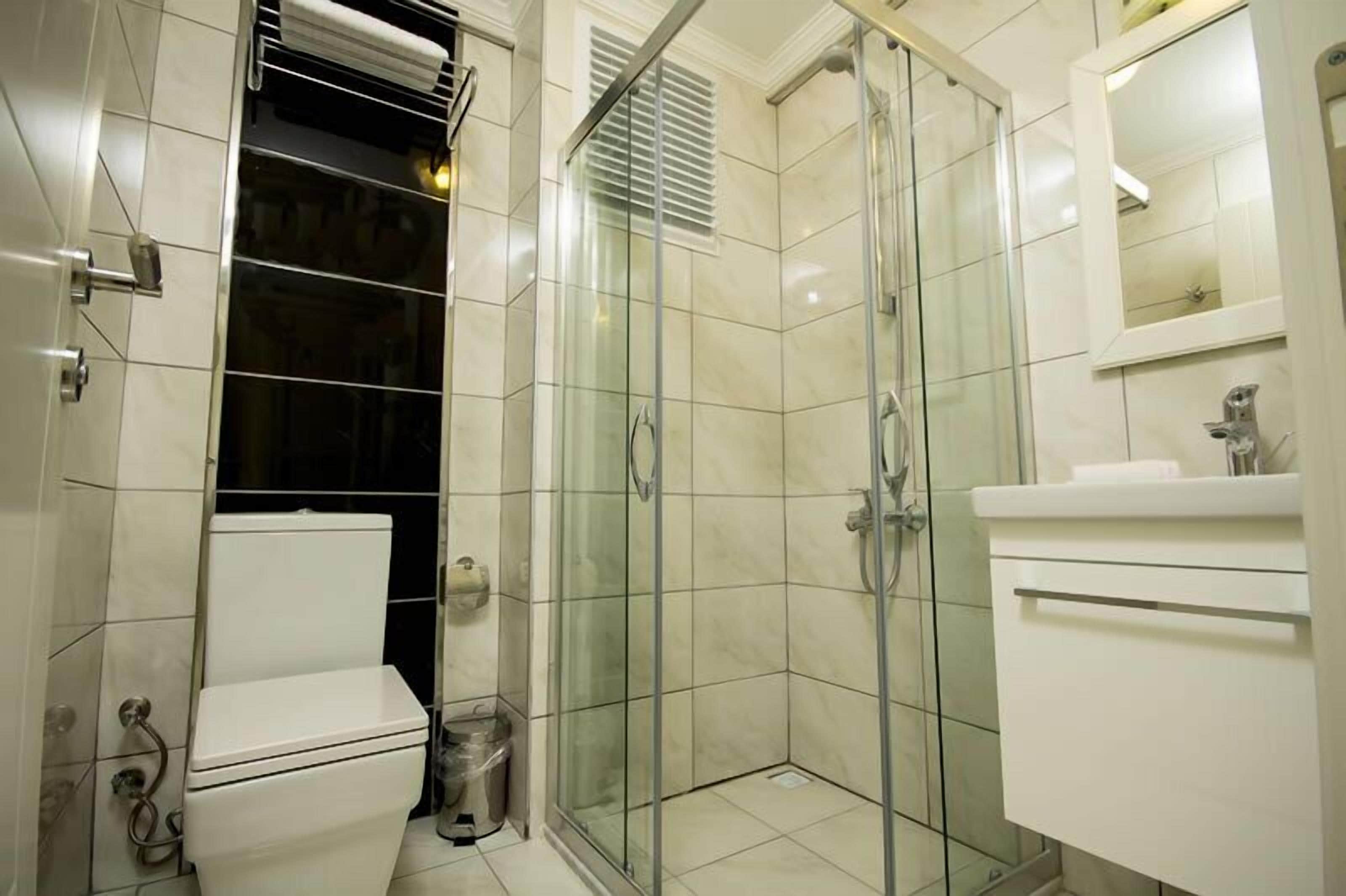 double or twin room, sea view | bathroom | shower, hair dryer, towels