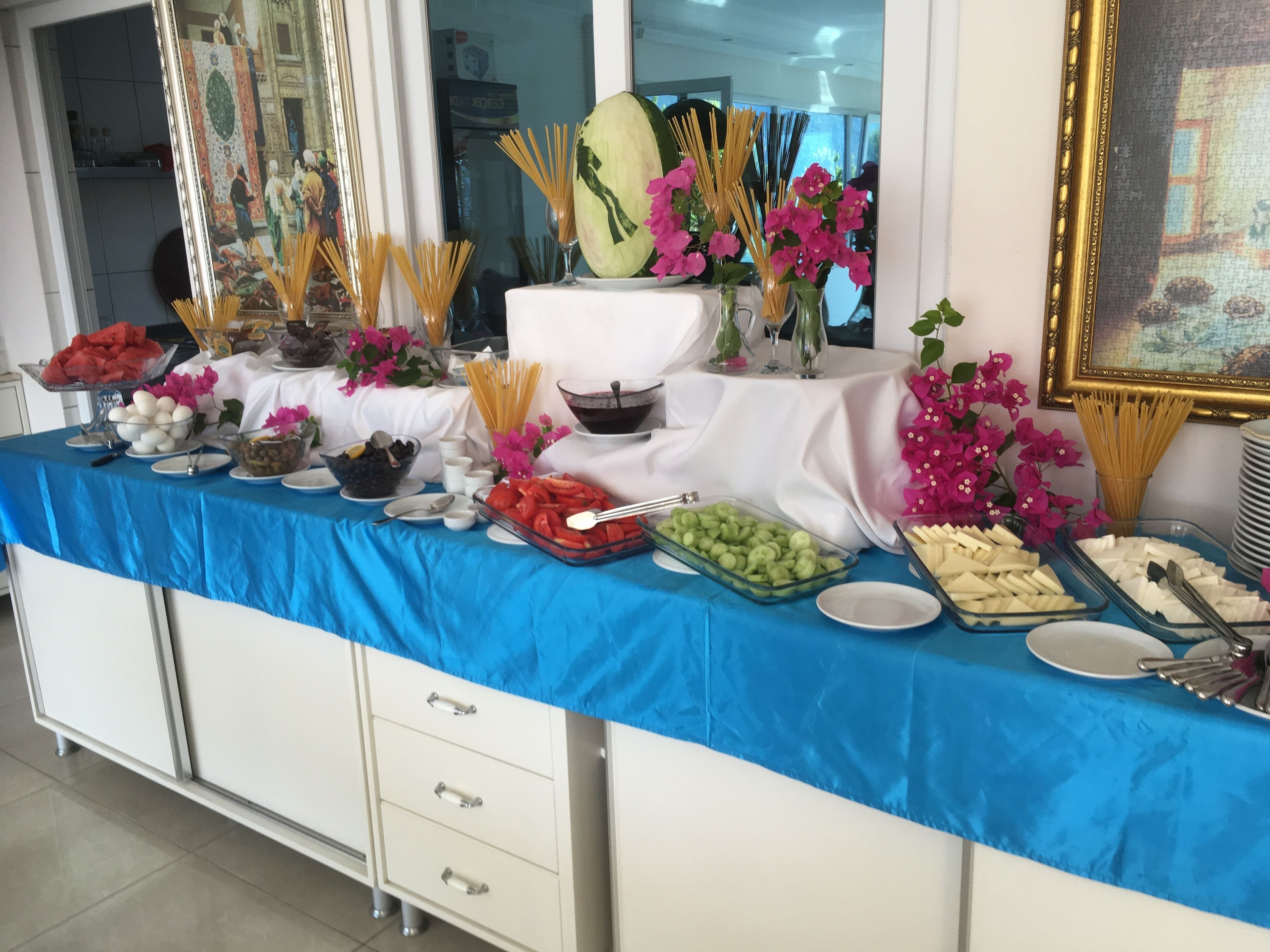 breakfast, lunch and dinner served