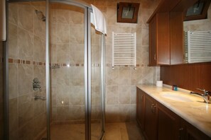 Shower, free toiletries, hair dryer - Grand Peninsula Hotel (Istanbul)