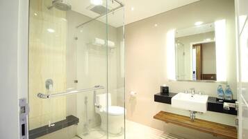 Casa de campo luxo, 2 camas de solteiro, vista para o jardim | Banheiro | Chuveiro, chuveiro com efeito de chuva, produtos de toalete grátis