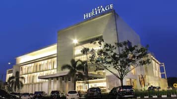 Fachada da propriedade à noite