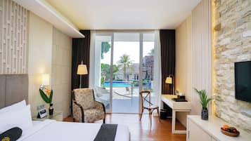 Executive Pool Room | Premium bedding, minibar, in-room safe, desk