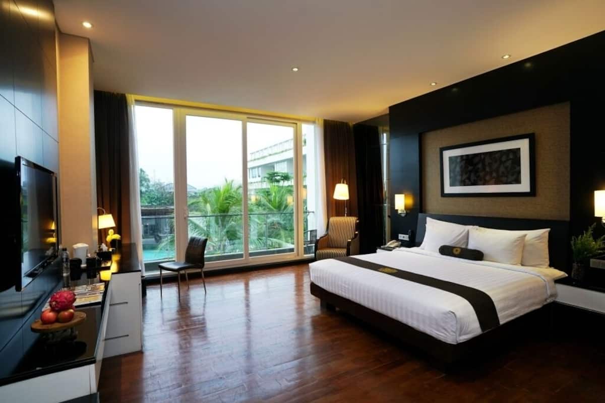 premium room, pool view | premium bedding, minibar, in-room safe, desk