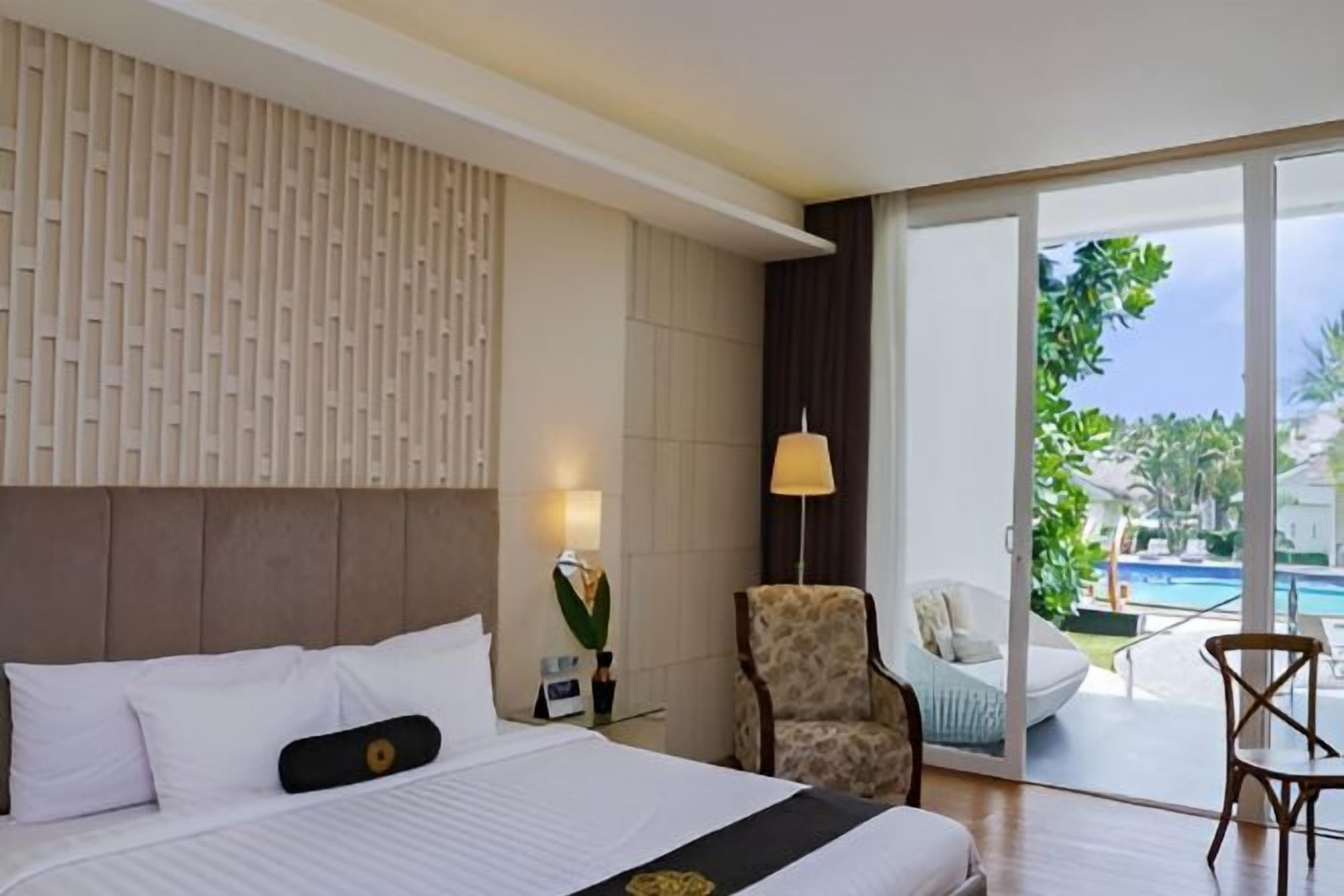 Premium bedding, minibar, in-room safe, desk