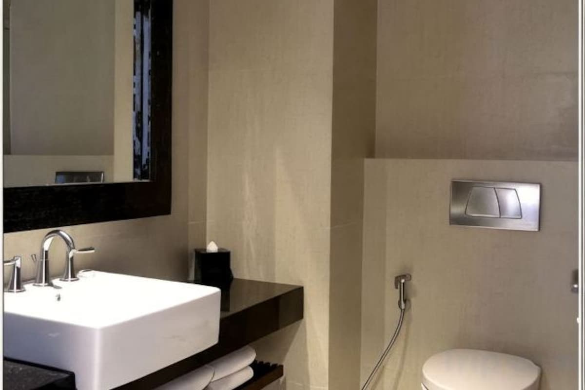 Shower, rainfall showerhead, free toiletries, hair dryer