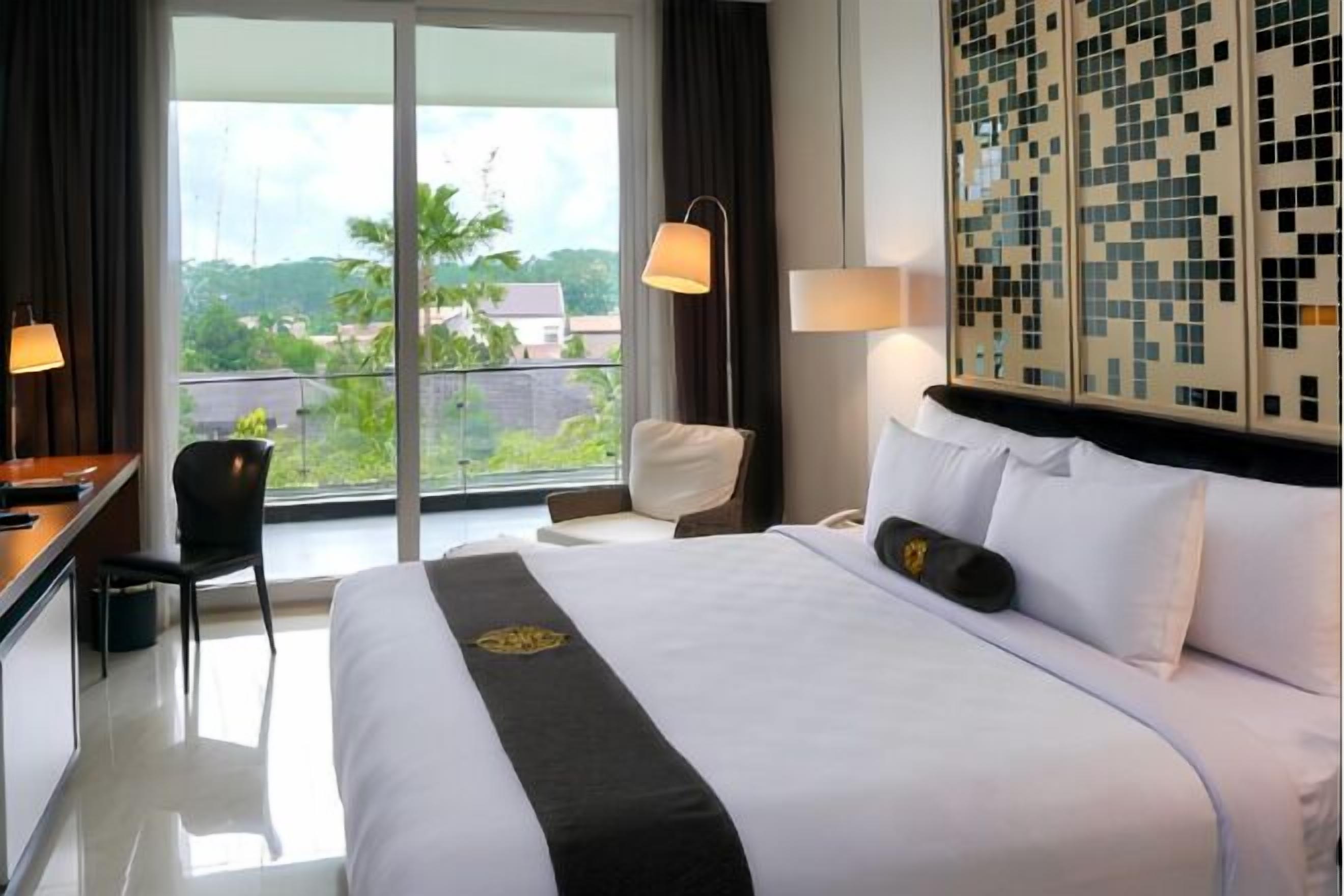 Premium bedding, minibar, in-room safe, desk