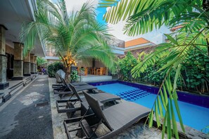 室外泳池；躺椅