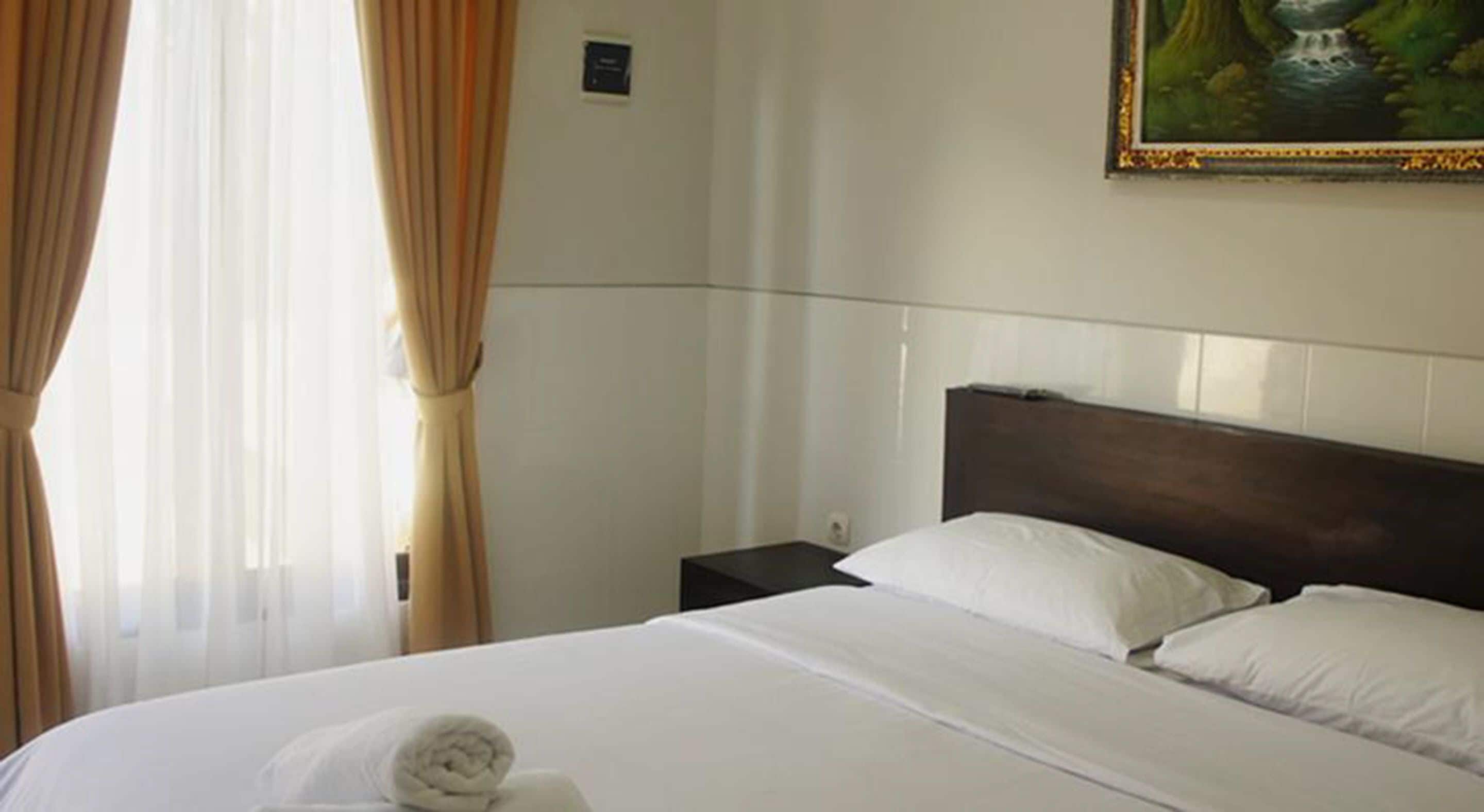 标准双人房 | 迷你吧、办公桌、免费 WiFi、床单