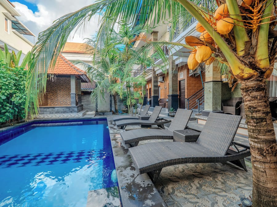 Piscina externa, espreguiçadeiras