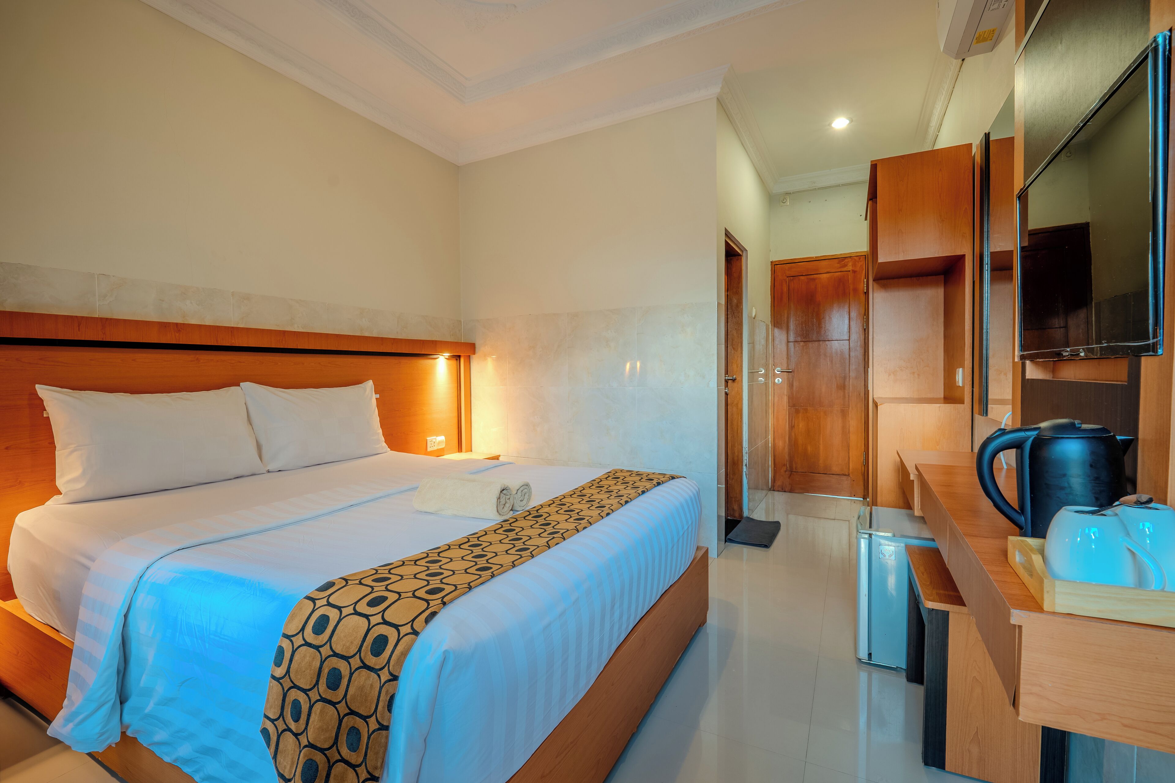 Deluxe Room, 1 Queen Bed, Non Smoking | Minibar, desk, free WiFi, bed sheets