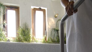 من حمّامات السباحة المغطاة