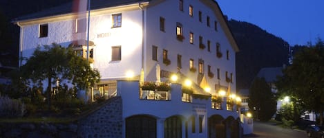 Un edificio grande y blanco con múltiples ventanas y un letrero que dice "HOTEL".