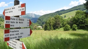 A directional signpost with multiple destinations and distances. - Rifugio Monte Baldo (Avio)