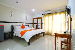 Desk, free WiFi, bed sheets - Rena Segara House Kuta (Kuta)