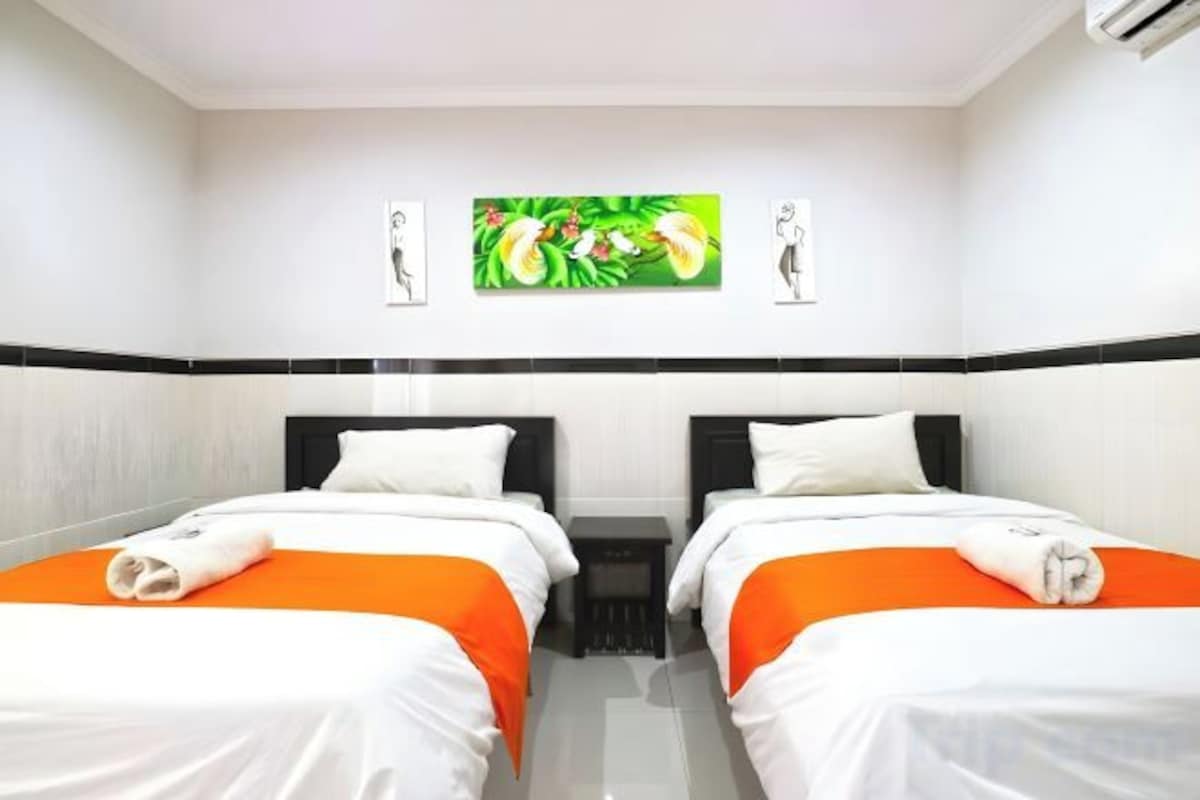 Escritorio, wifi gratis y ropa de cama 