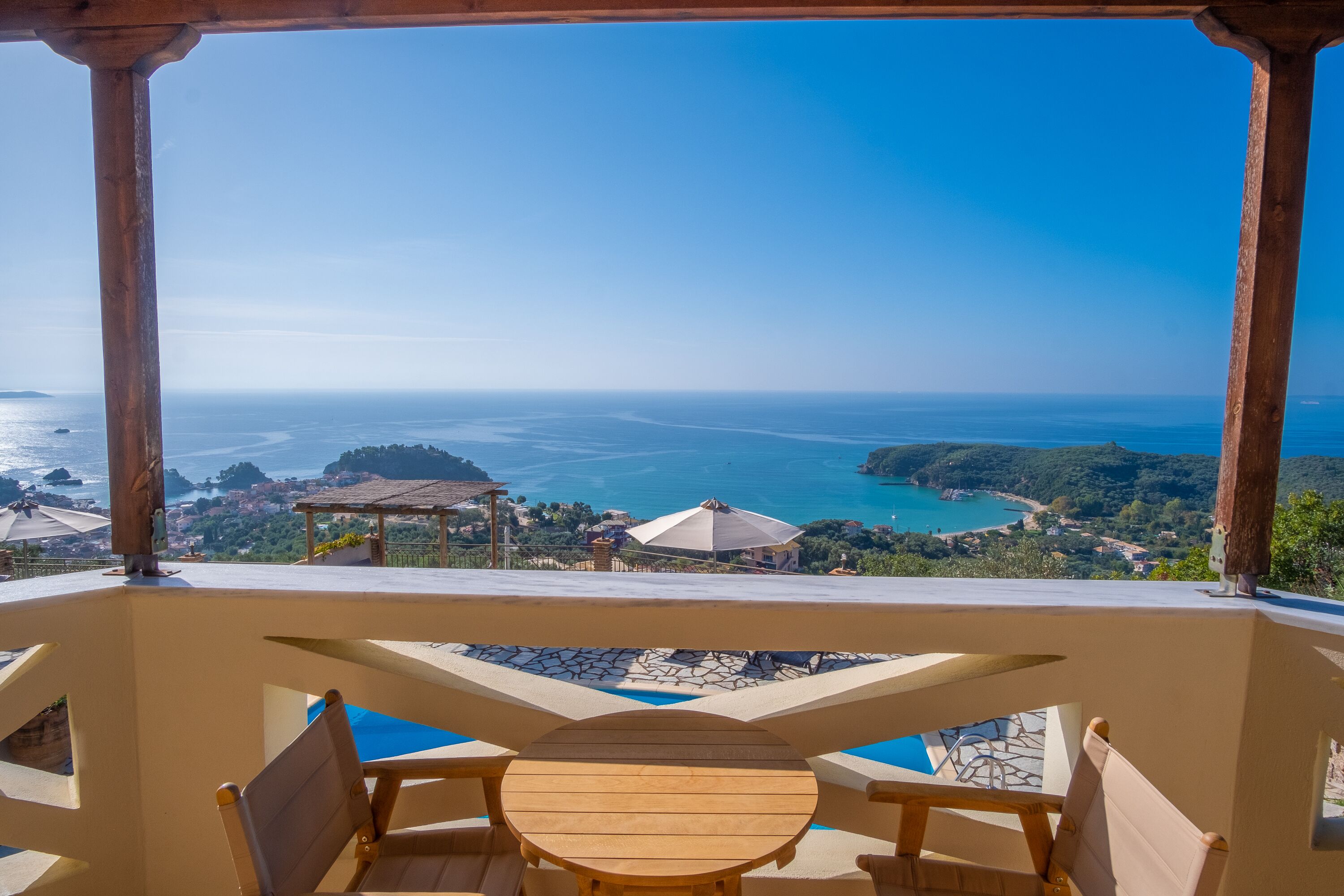Deluxe villa, 2 slaapkamers, niet-roken, uitzicht op zee | Italiaanse Frette-lakens, luxe beddengoed, pillowtop-bedden