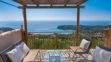 Villa, 2 chambres, non-fumeurs, vue mer | Draps italiens Frette, literie de qualité supérieure, surmatelas