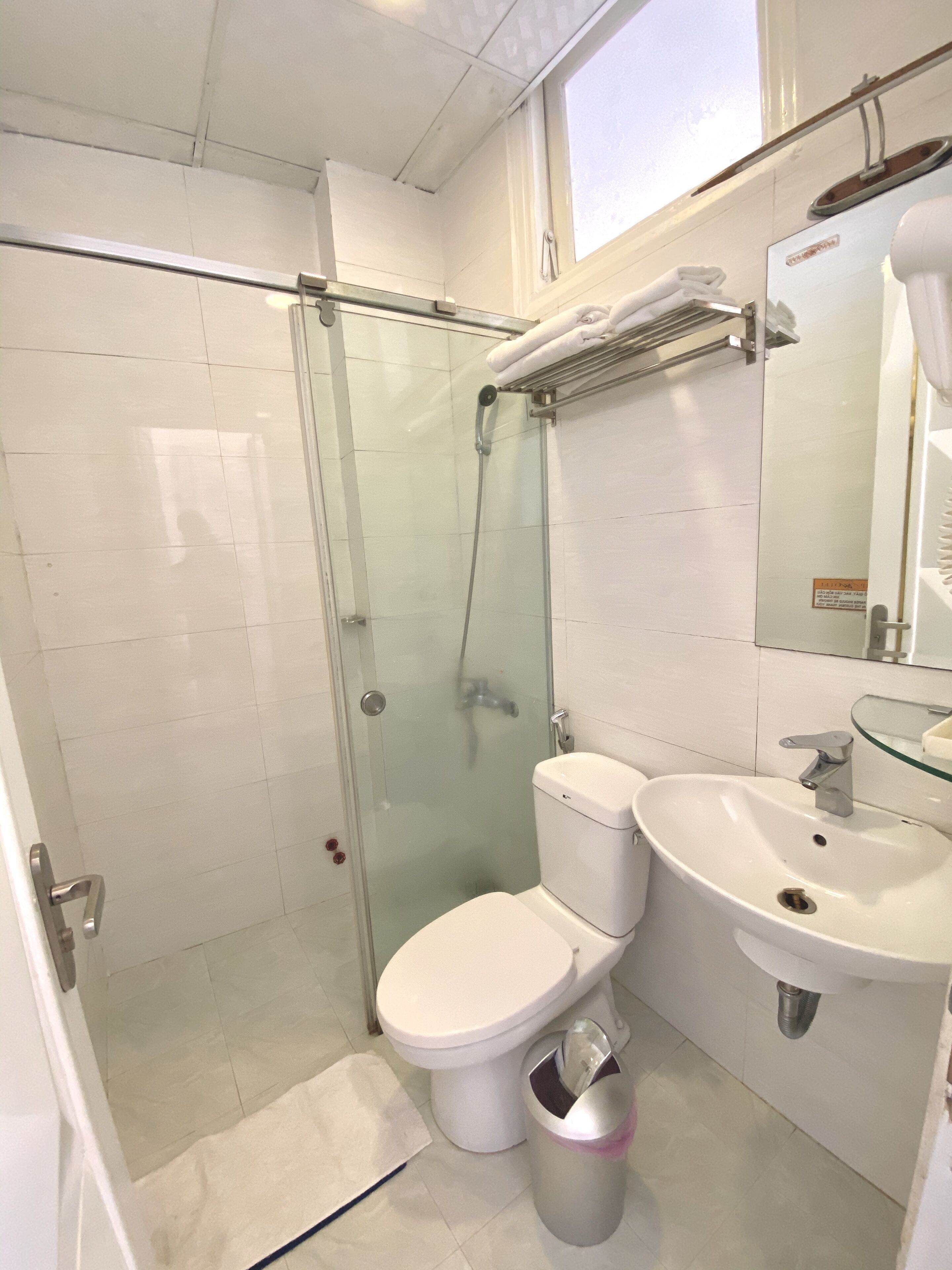 deluxe double room | bathroom | shower, free toiletries, hair dryer, slippers