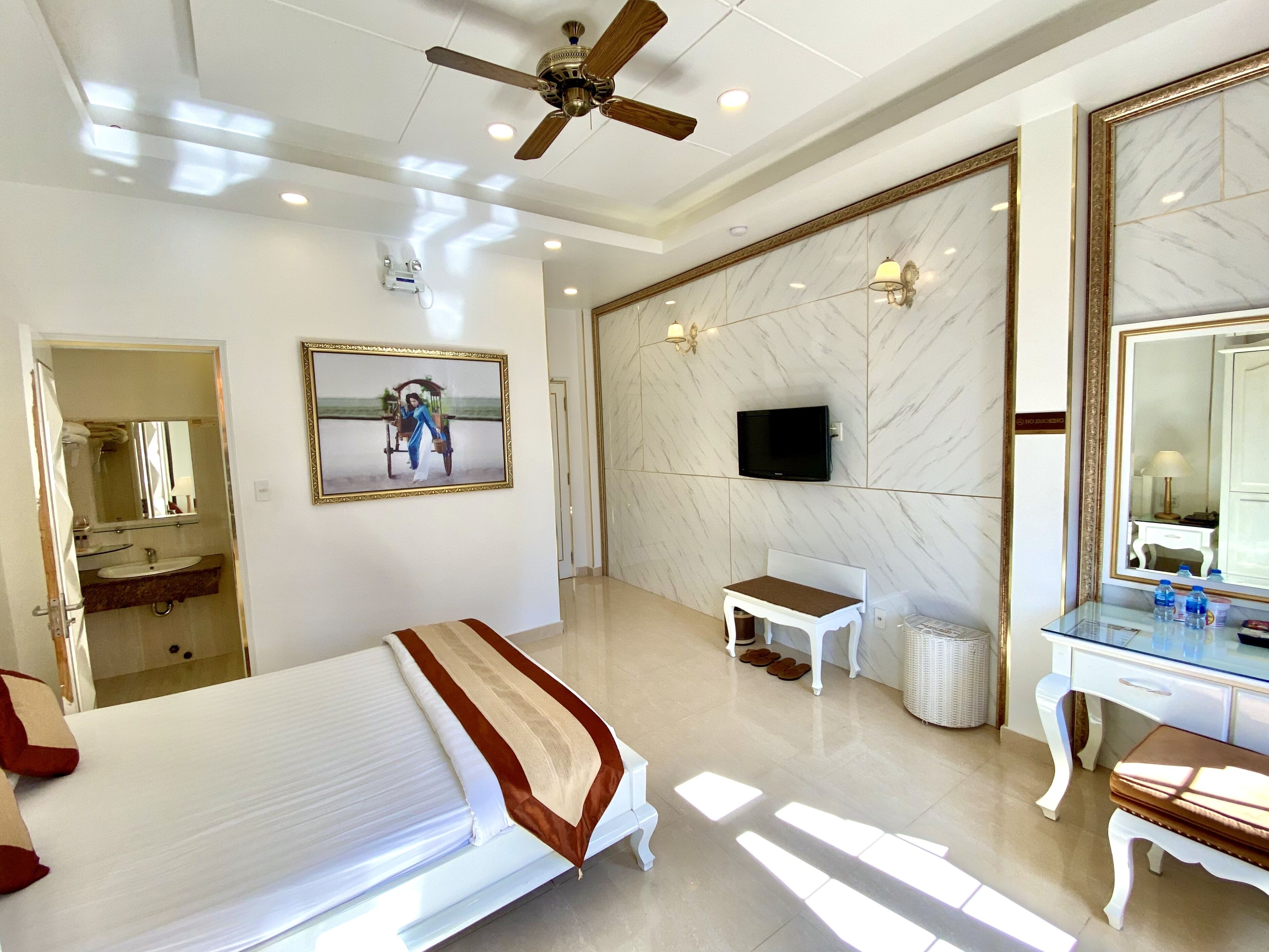 executive double room | minibar, in-room safe, desk, blackout curtains