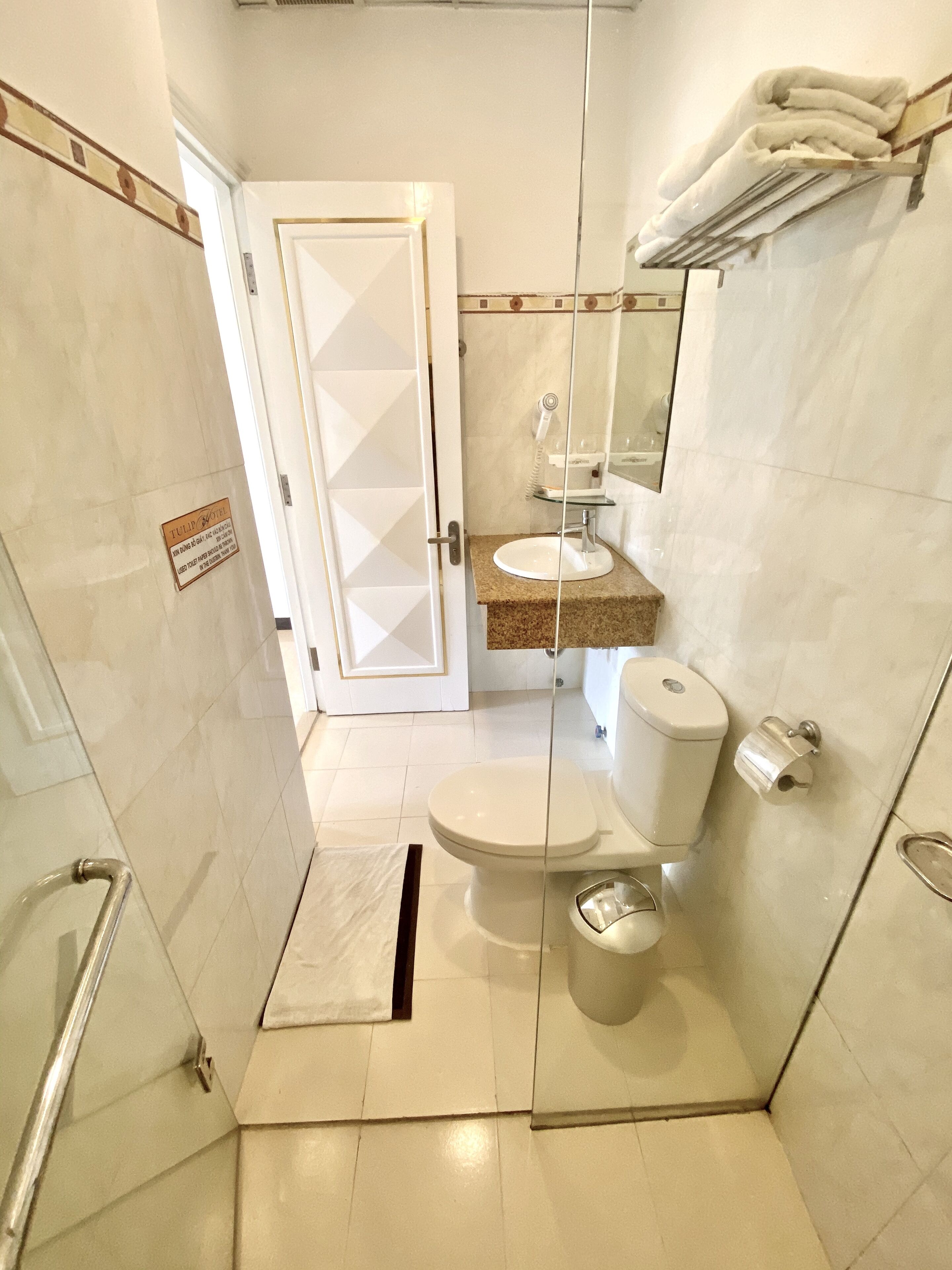suite double room | bathroom | shower, free toiletries, hair dryer, slippers
