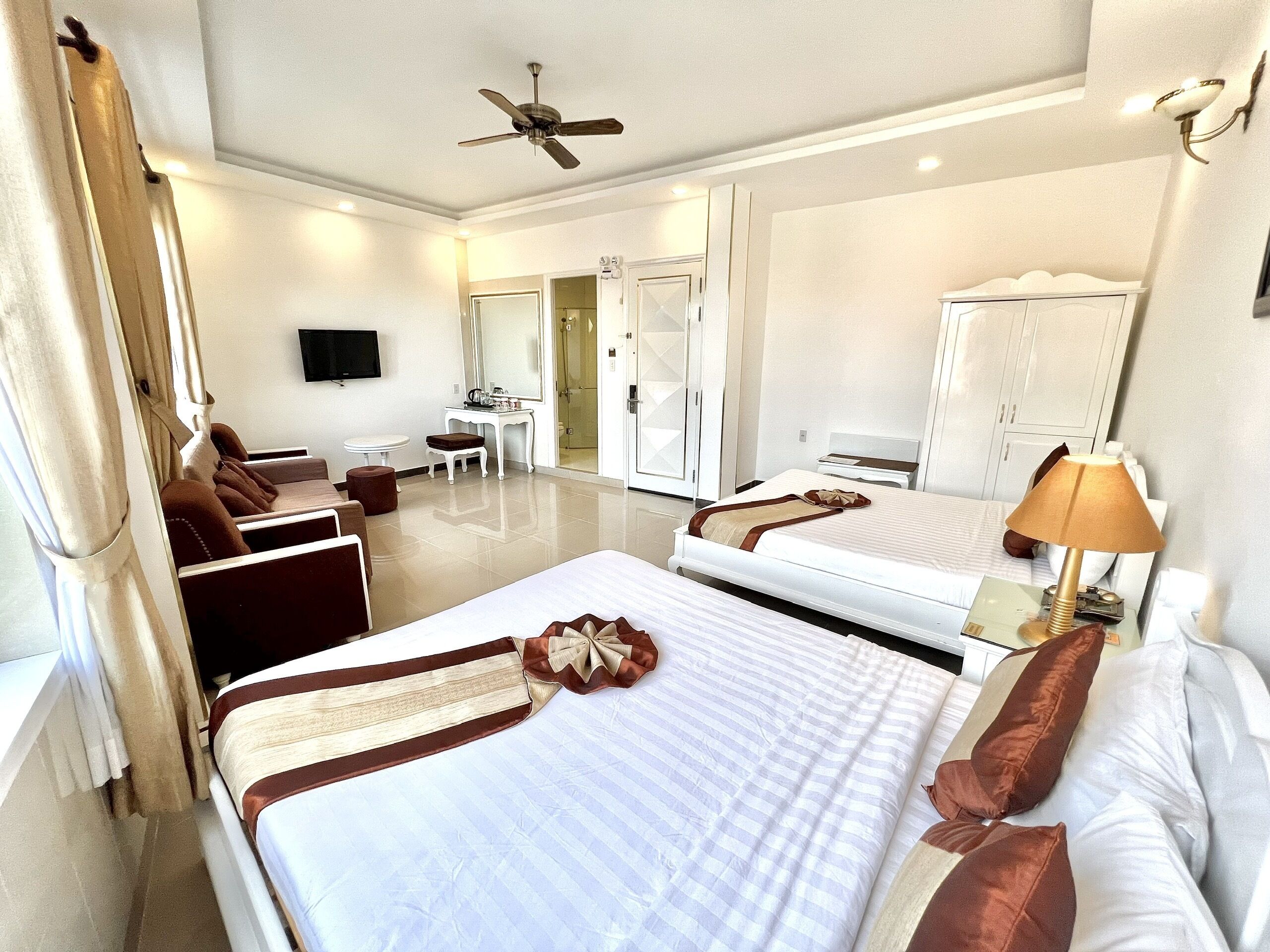 superior twin room | minibar, in-room safe, desk, blackout curtains