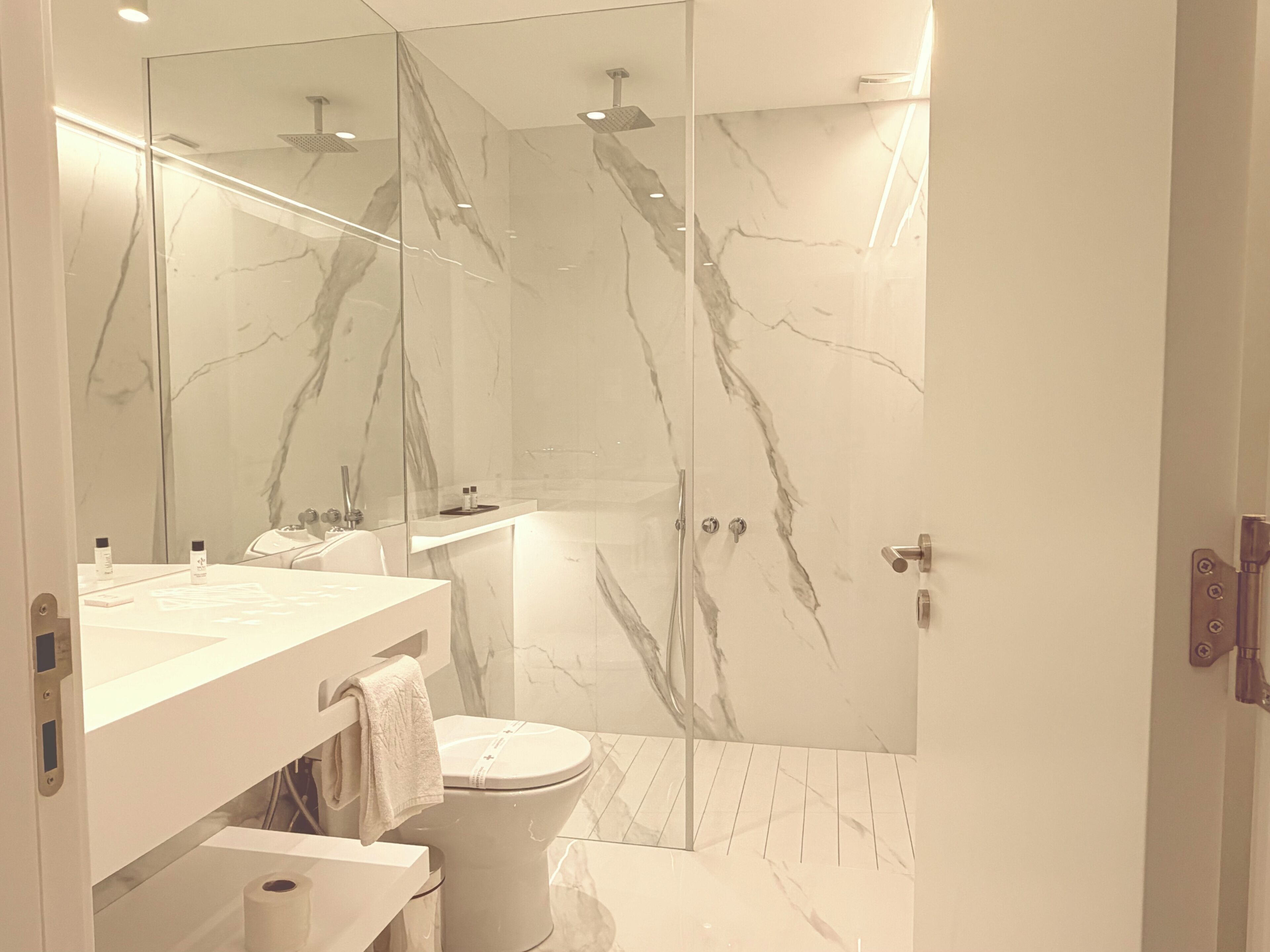 Suite Villa | Minibar, in-room safe, desk, soundproofing