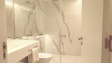 Suite Villa | Minibar, in-room safe, desk, soundproofing