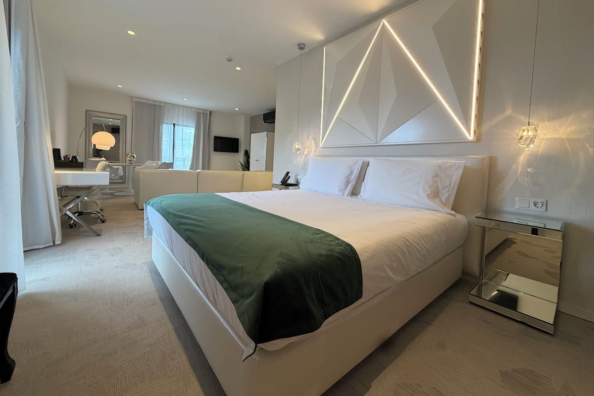 Executive-Suite | Minibar, Zimmersafe, Schreibtisch, schallisolierte Zimmer