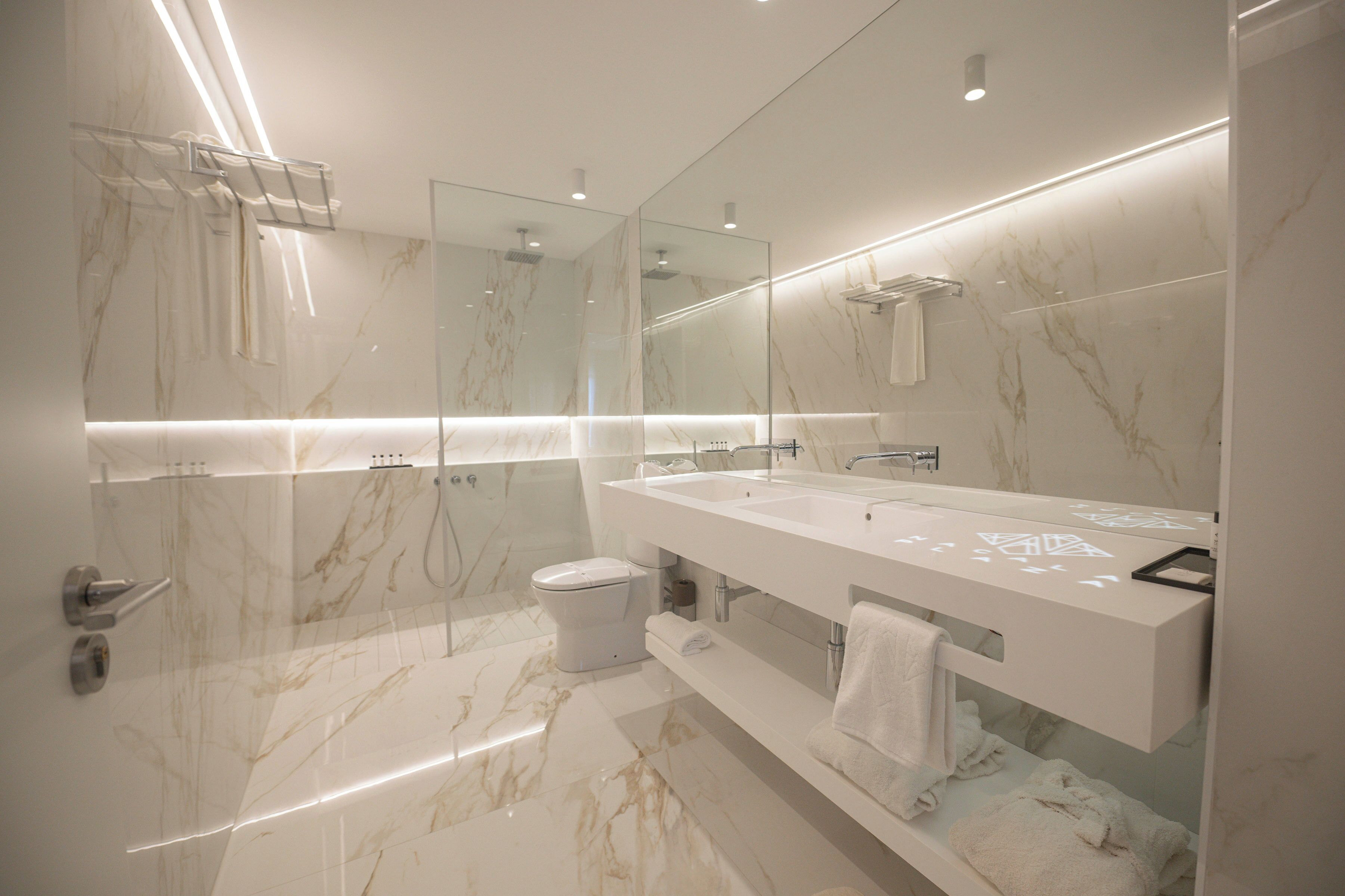 Executive Suite | Minibar, in-room safe, desk, soundproofing