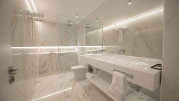 Executive Suite | Minibar, in-room safe, desk, soundproofing
