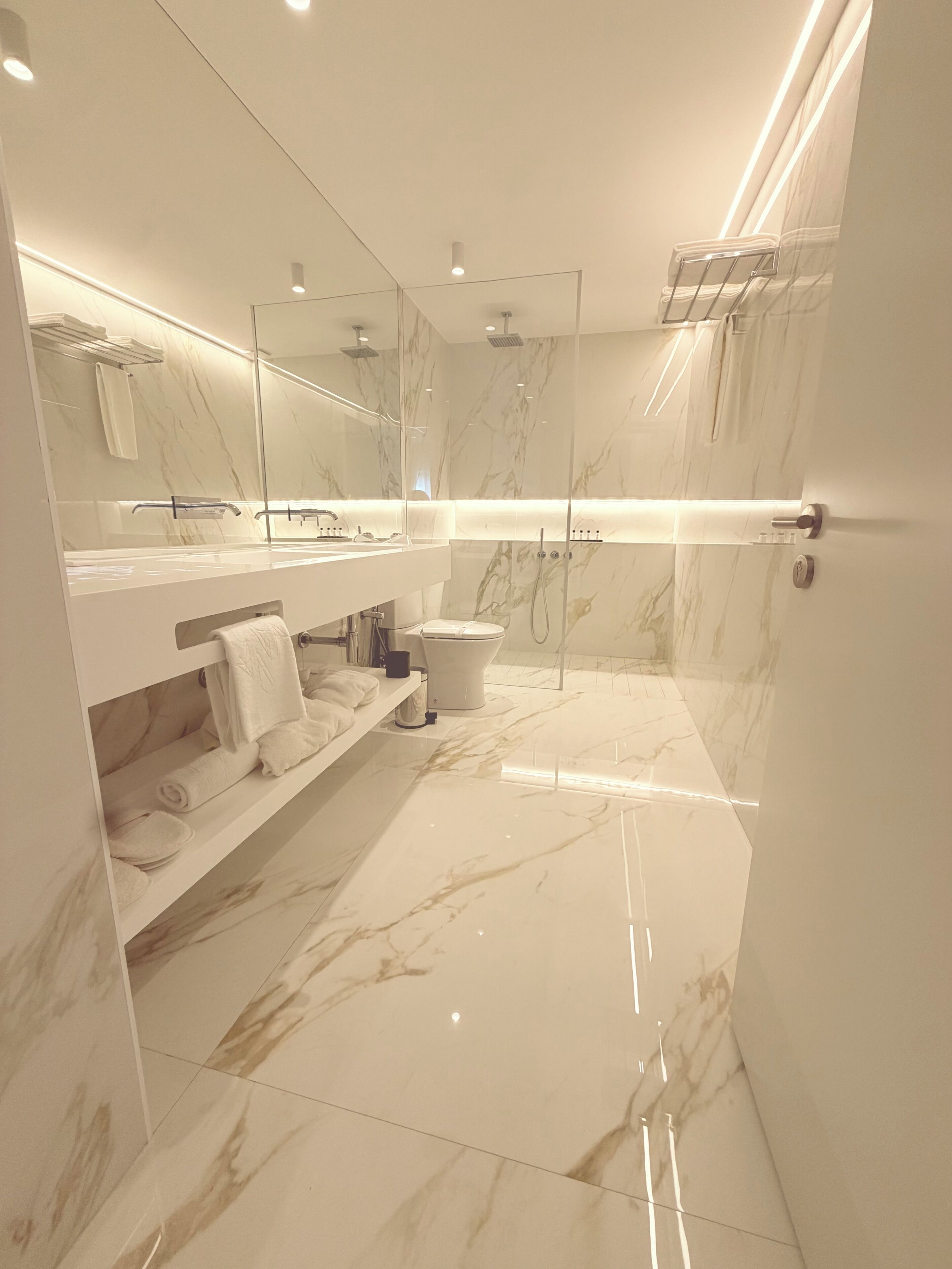 Executive Suite | Minibar, in-room safe, desk, soundproofing