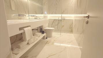 Executive Suite | Minibar, in-room safe, desk, soundproofing