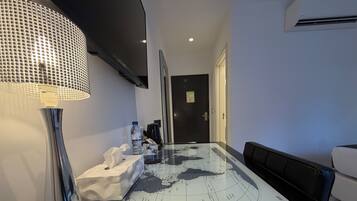 Suite Villa | Minibar, in-room safe, desk, soundproofing