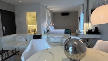 Minibar, caja de seguridad en la habitación y escritorio