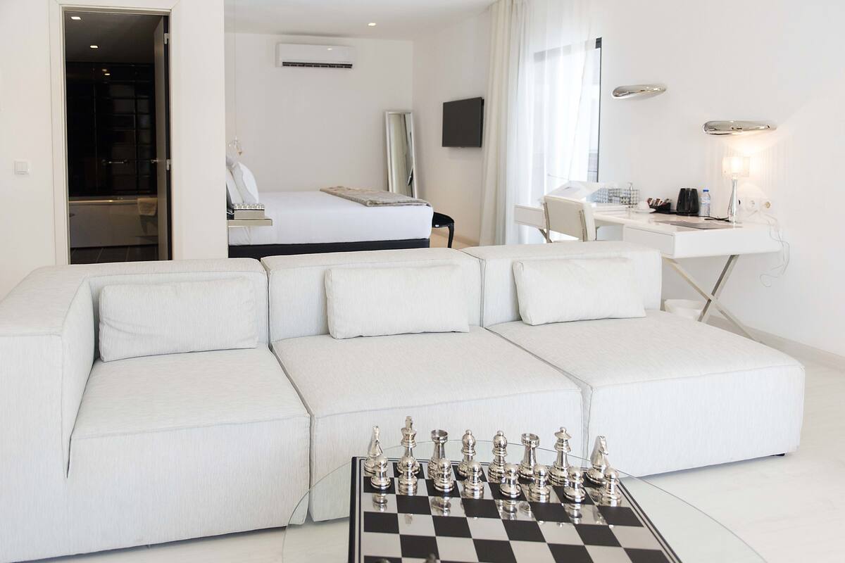 executive suite | minibar, in-room safe, desk, soundproofing