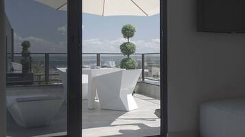 Executive Suite | Minibar, in-room safe, desk, soundproofing