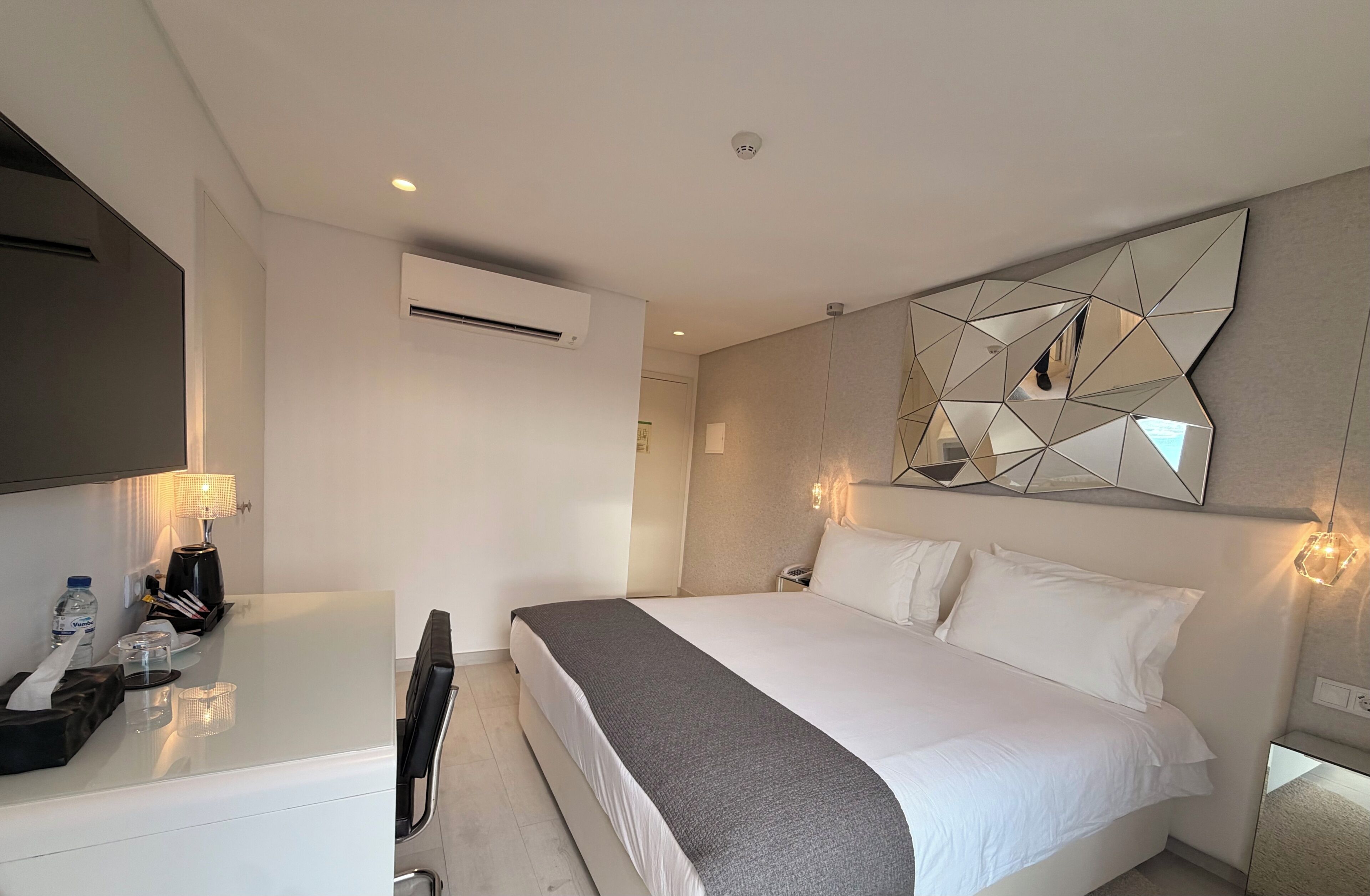 Suite Standard | Minibar, in-room safe, desk, soundproofing