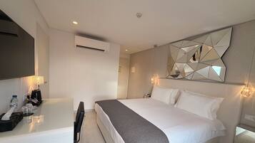 Suite Standard | Minibar, in-room safe, desk, soundproofing