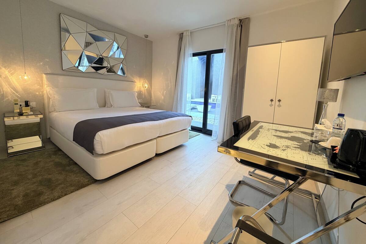 Suite Villa | Minibar, Zimmersafe, Schreibtisch, schallisolierte Zimmer