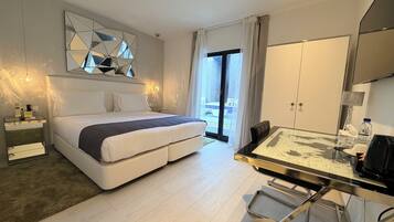 Suite Villa | Minibar, caja fuerte, escritorio y sistema de insonorización