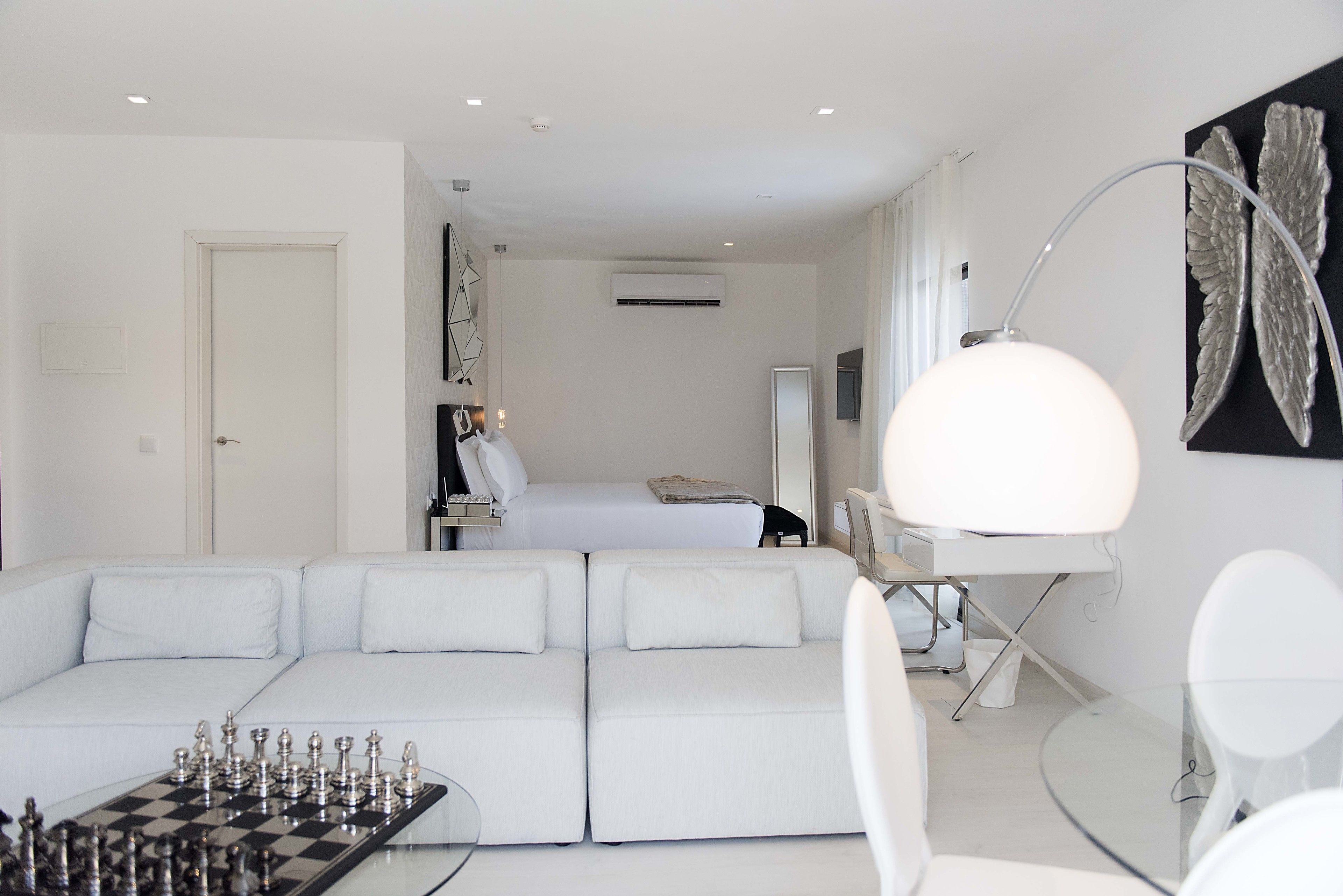 executive suite | minibar, in-room safe, desk, soundproofing