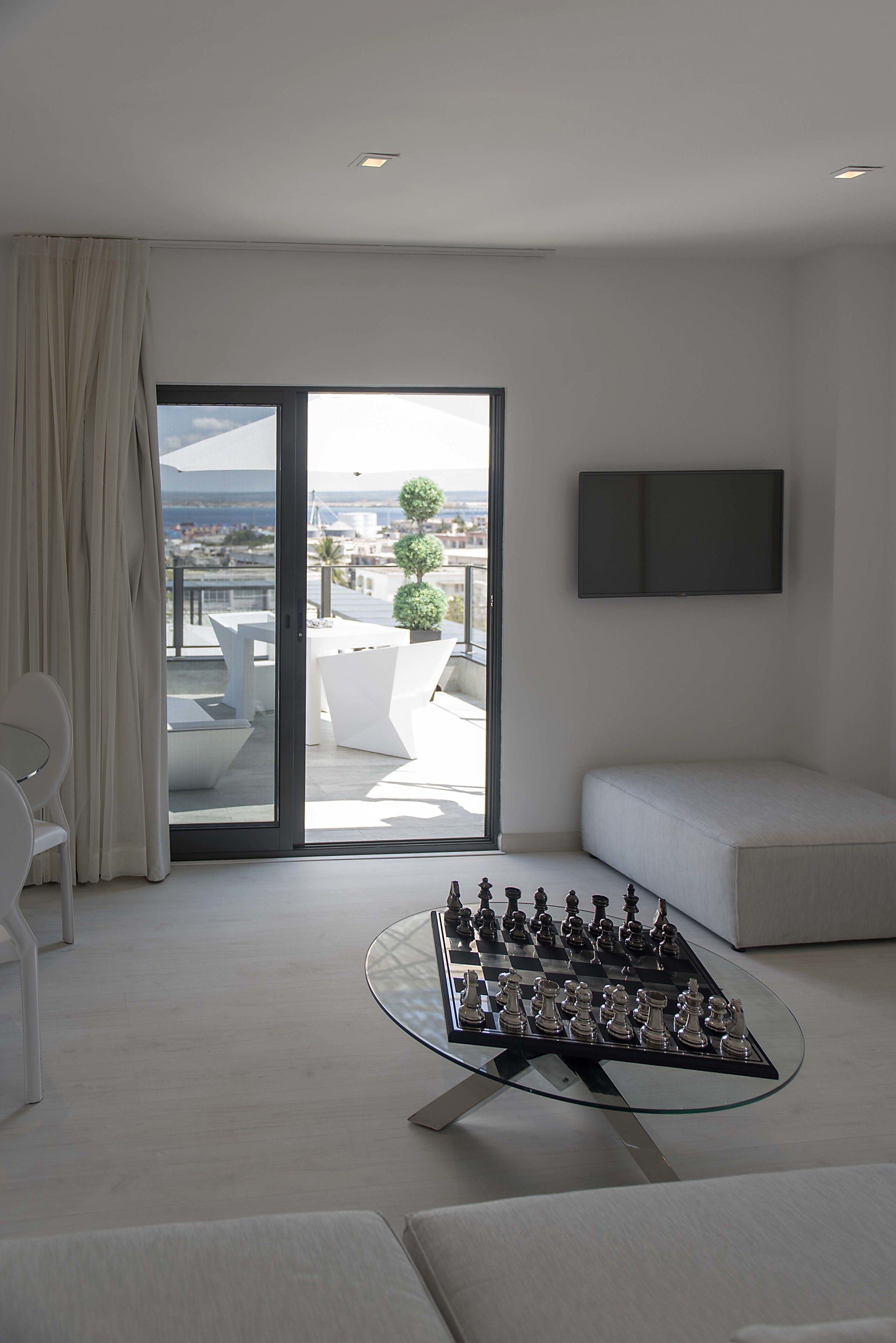 executive suite | minibar, in-room safe, desk, soundproofing