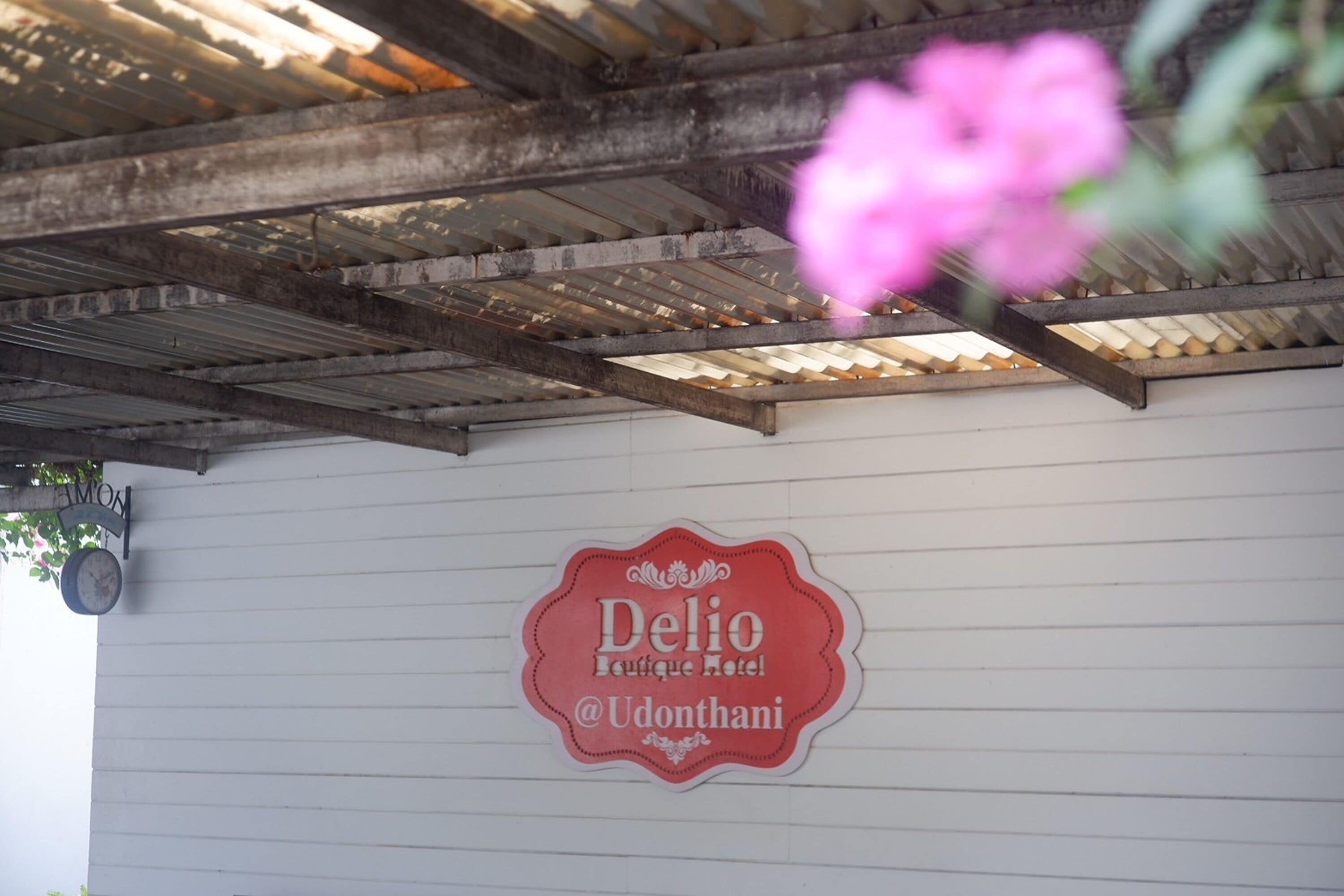 Señal de hotel con el nombre 'Delio Boutique Hotel @ Udonthani'.