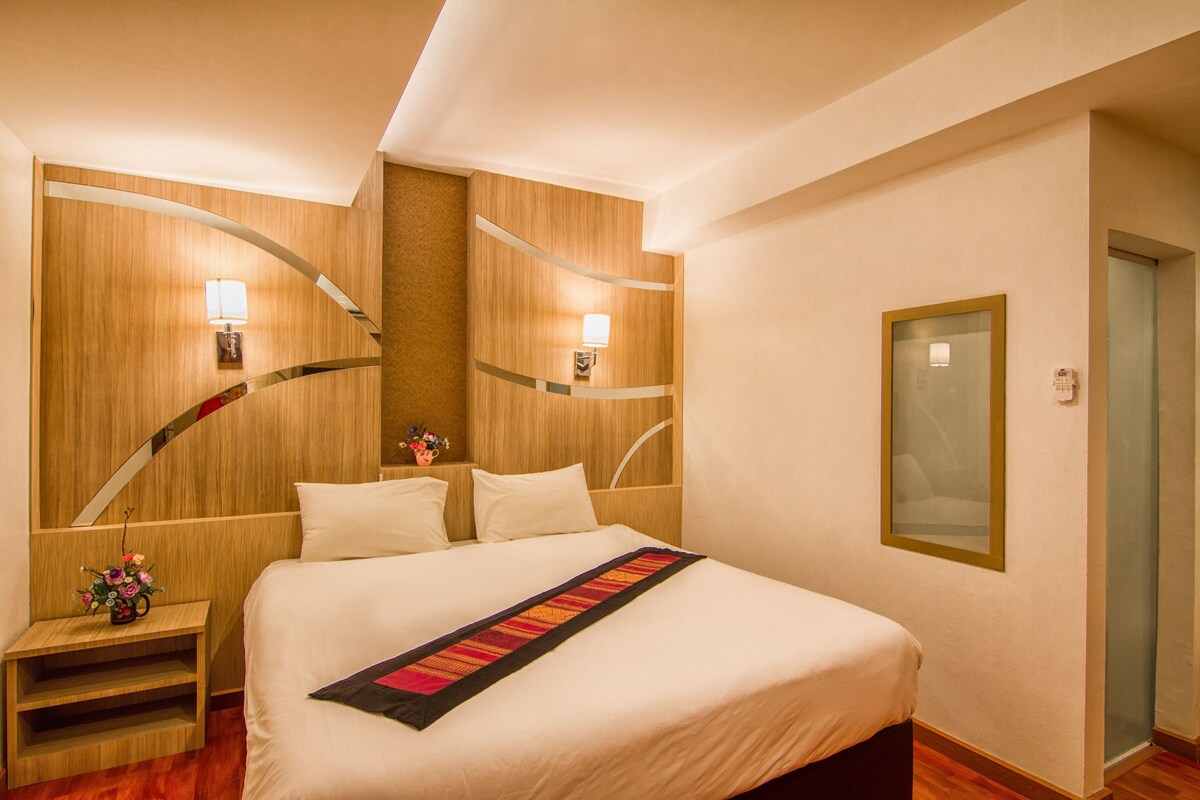 Desk, WiFi (free), bed sheets