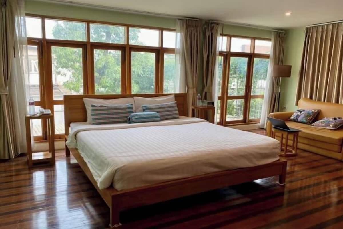 Desk, WiFi (free), bed sheets