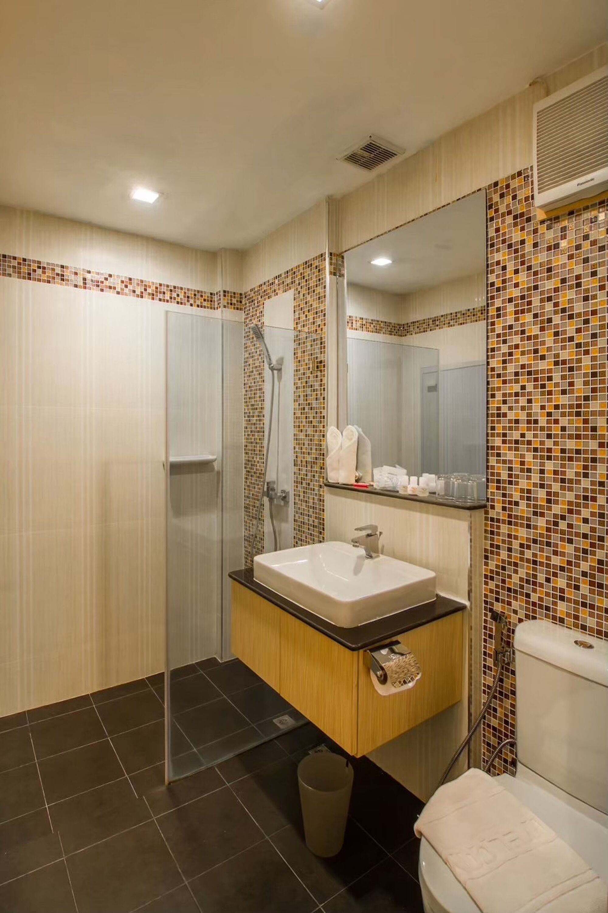 standard double room | bathroom | shower, rainfall showerhead, free toiletries, bidet