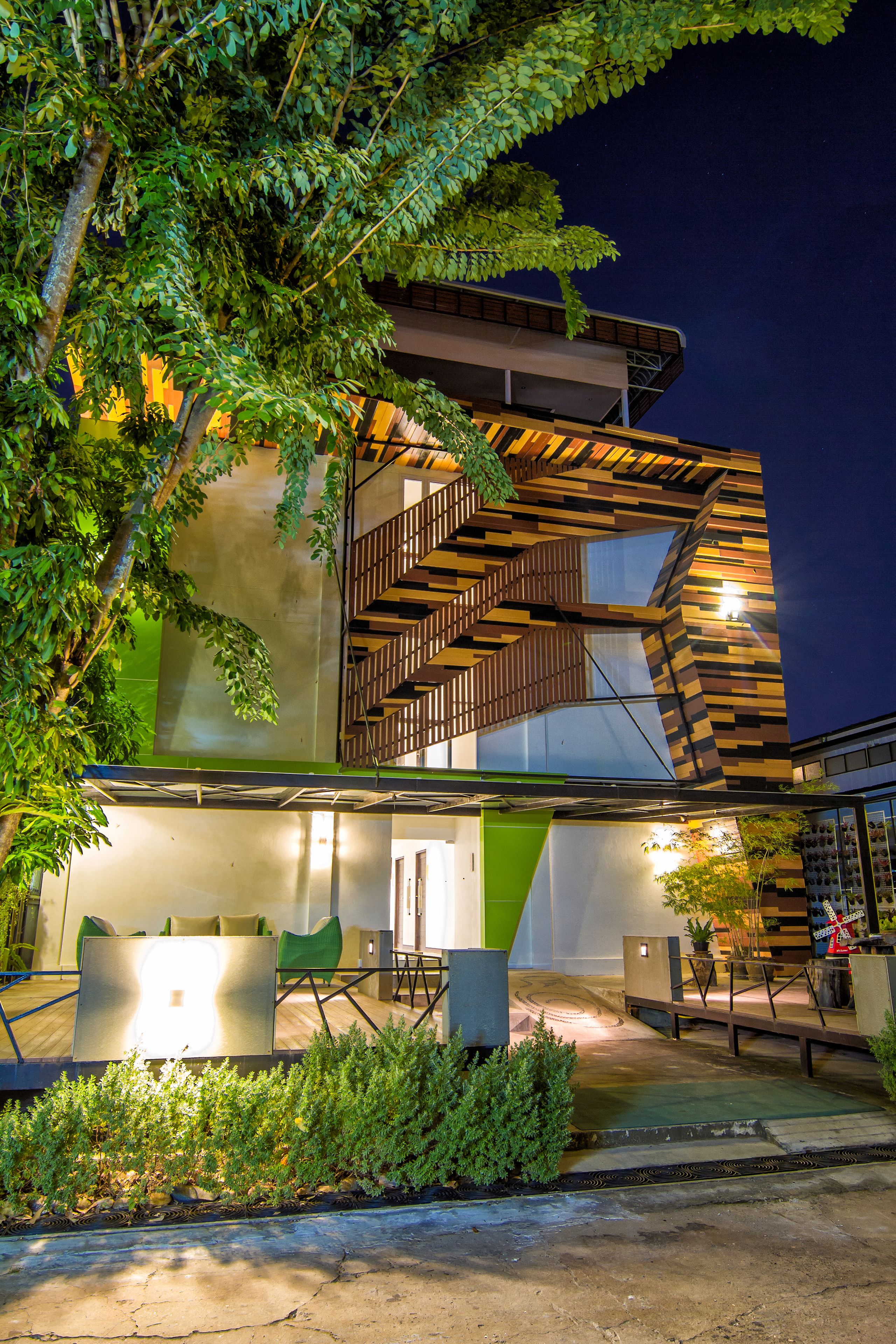 Fachada de la propiedad por la tarde o noche