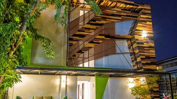 Framhlið gististaðar – að kvöld-/næturlagi